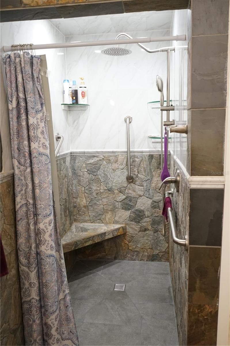 walk in shower - 424 LAKE POINT CT #5A, SUN CITY CENTER