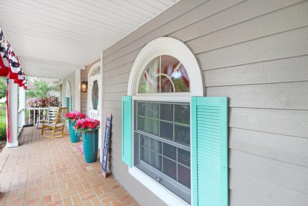 Expansive front porch - 1976 DUNLOE CIR, DUNEDIN