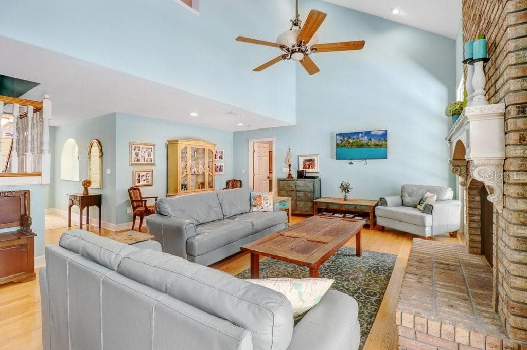 Vaulted ceilings in Great Room and Ceiling fan - 1976 DUNLOE CIR, DUNEDIN