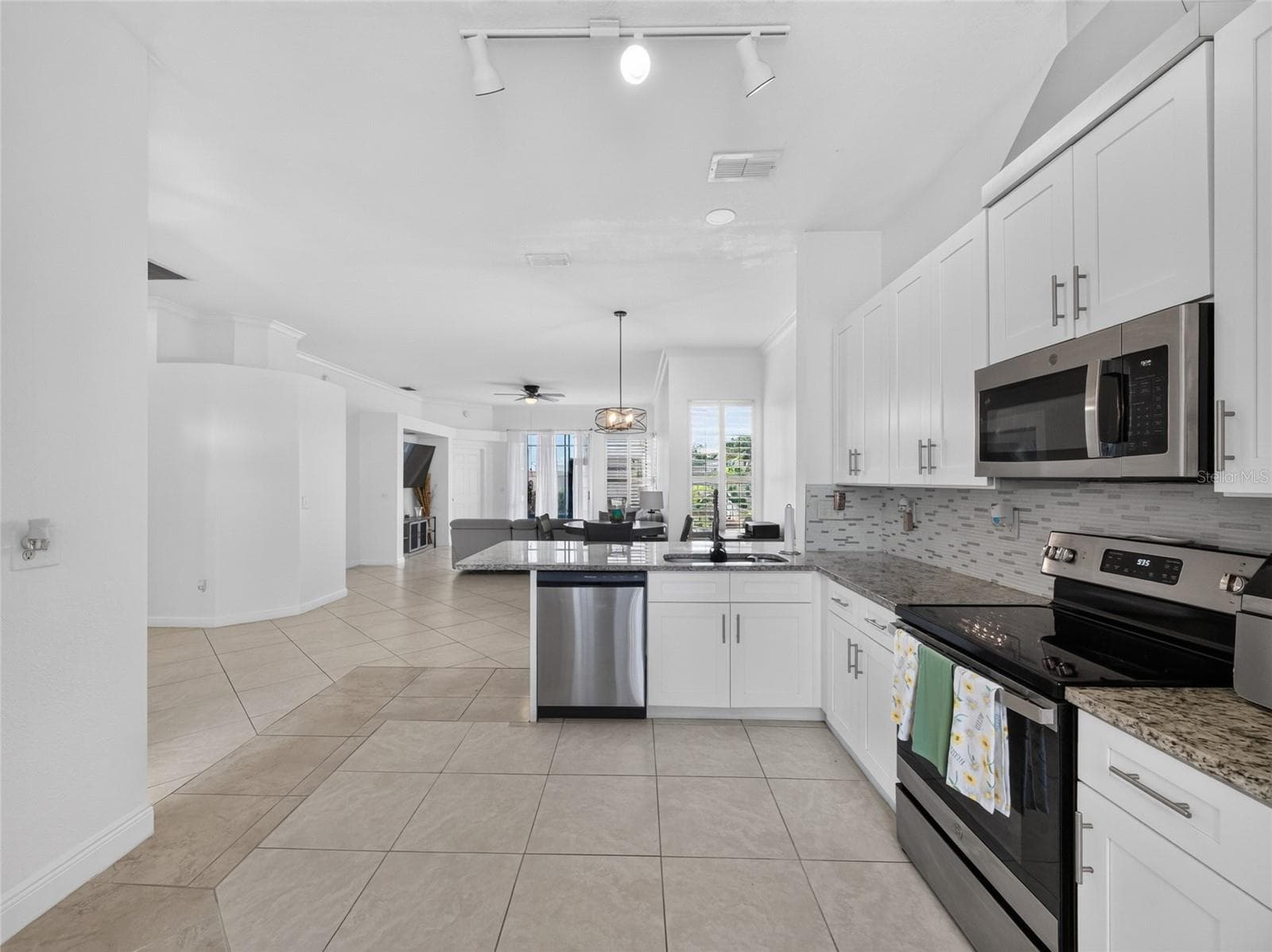 Single Family Residence at 14435 WINDCHIME LN, ORLANDO, photo 6 of 48