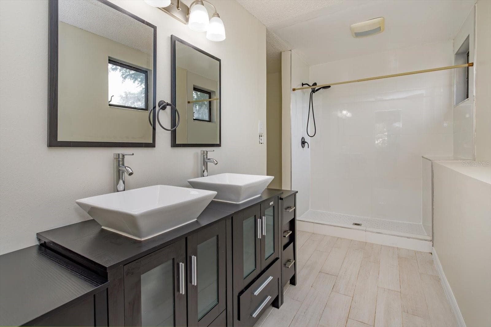 Fully updated primary bath - 7925 SNOWBERRY CIR, ORLANDO