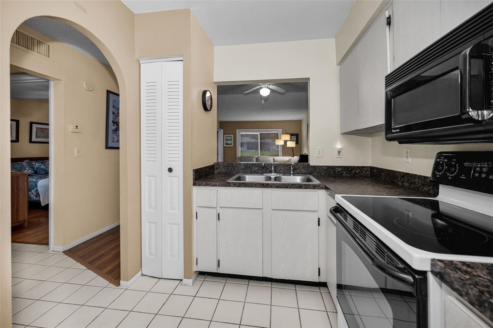 Cozy kitchen with pantry - 3097 MISSION GROVE DR, PALM HARBOR