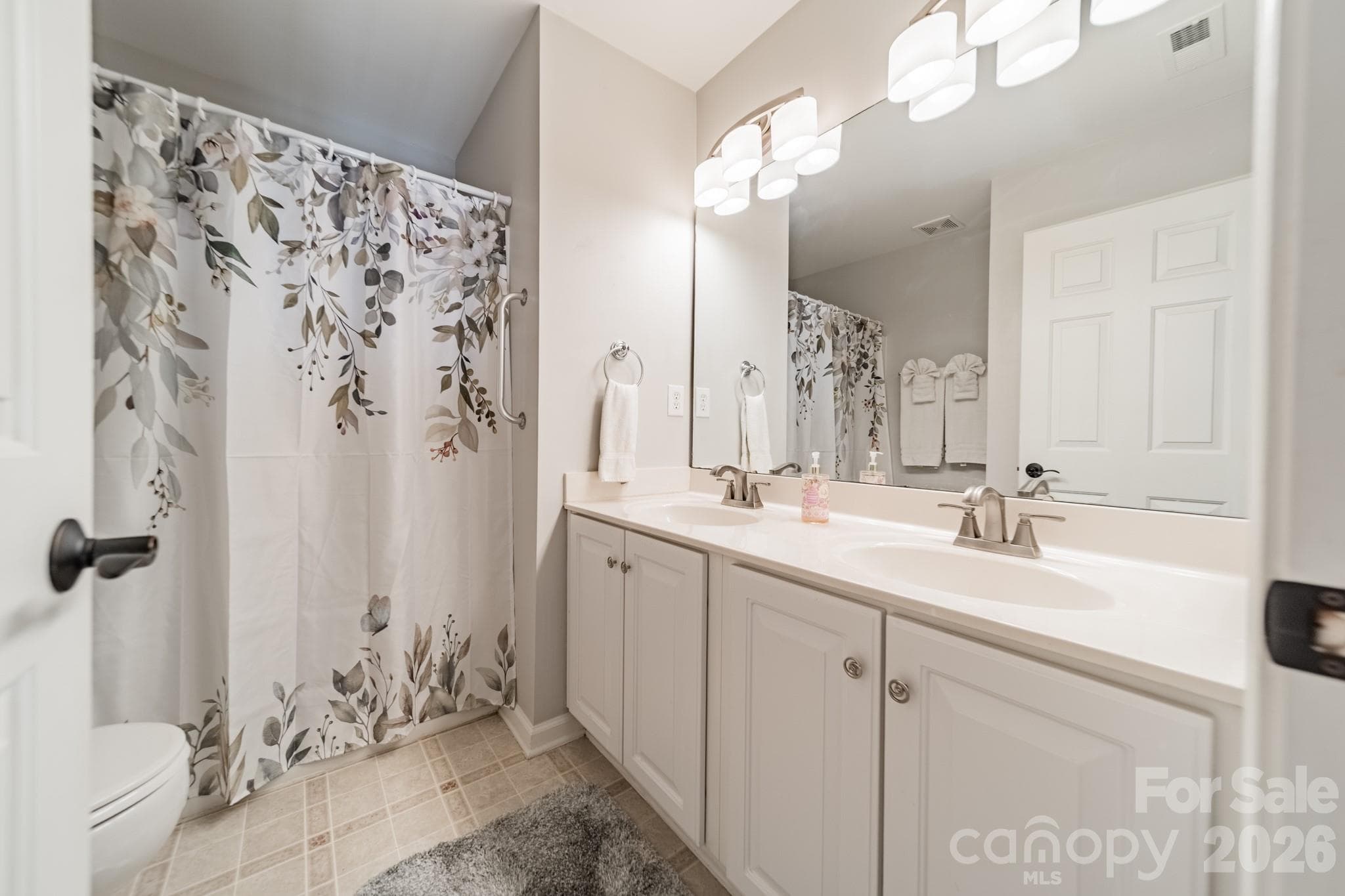 Full upstairs bath - Charlotte
