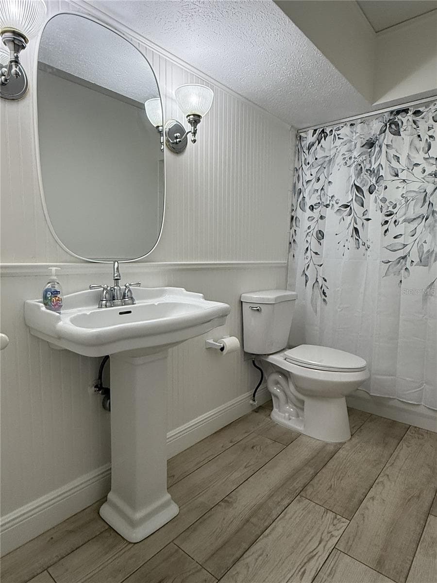 Hall Bath with Tub/Shower - 9628 DAVIS RD, TAMPA