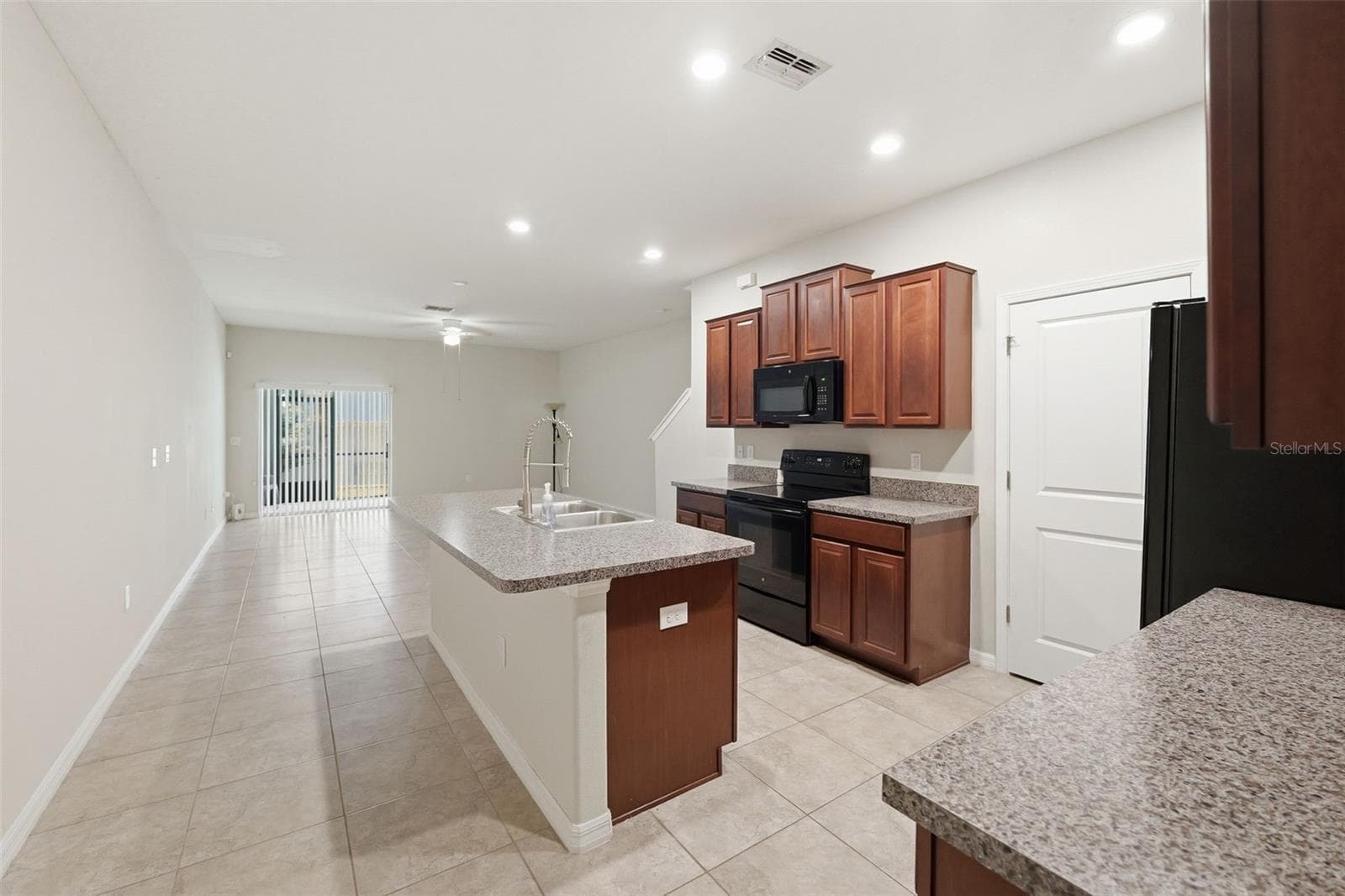 Townhouse at 10407 LAKE MONTAUK DR, RIVERVIEW, photo 2 of 28