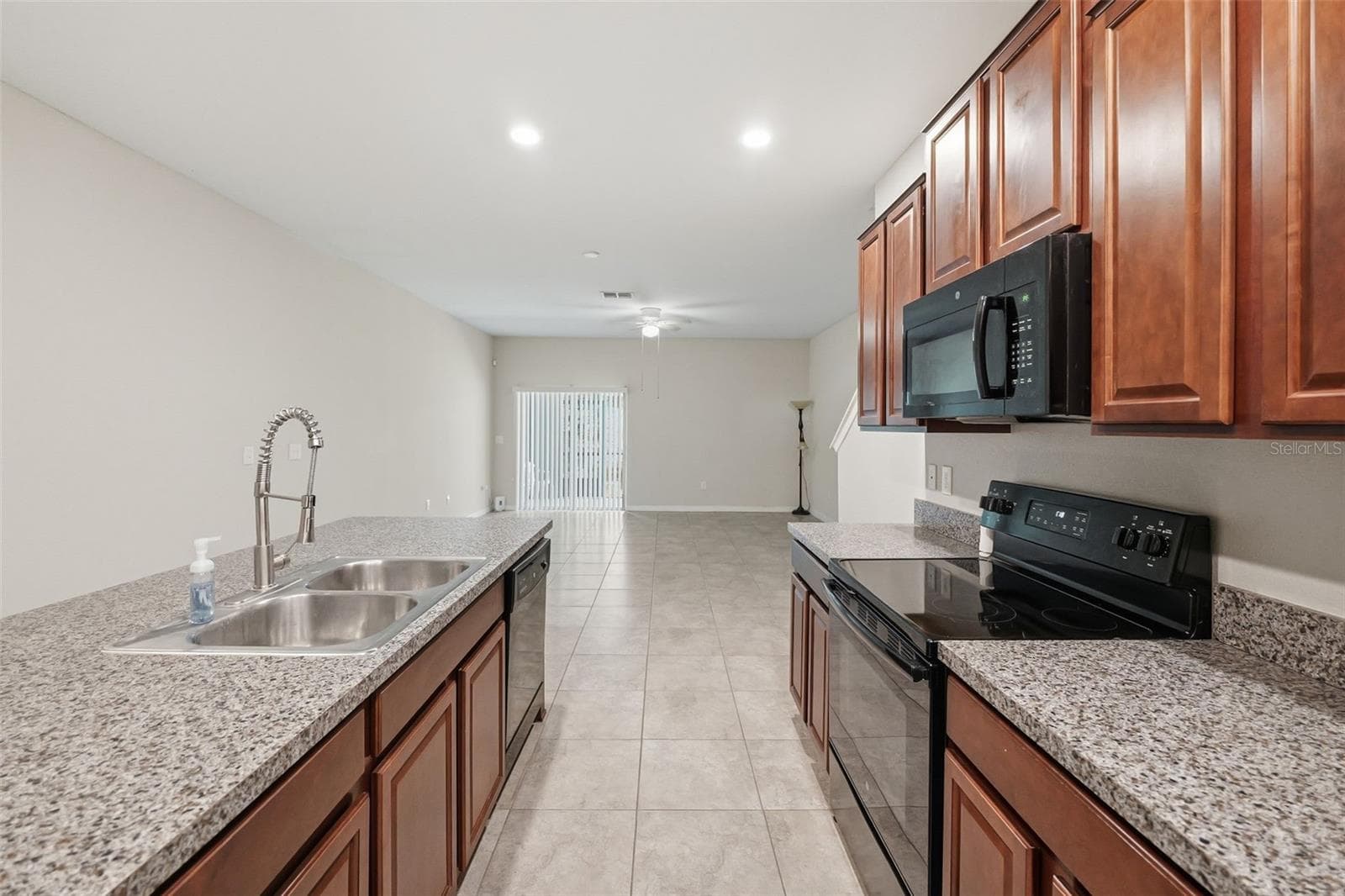 Townhouse at 10407 LAKE MONTAUK DR, RIVERVIEW, photo 3 of 28