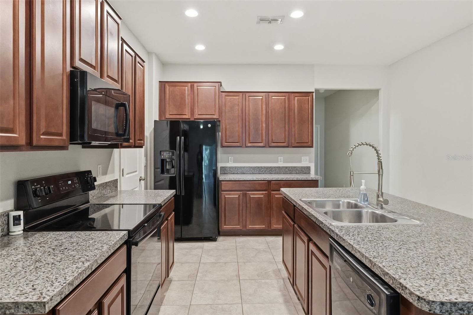 Townhouse at 10407 LAKE MONTAUK DR, RIVERVIEW, photo 4 of 28