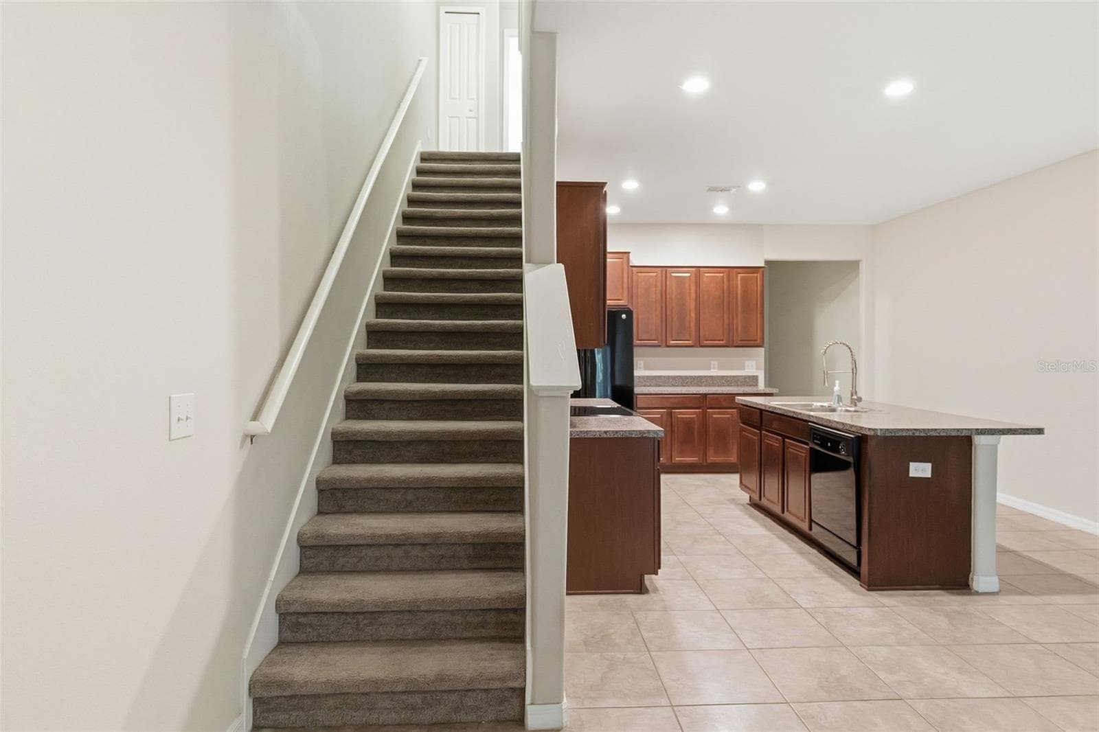 Townhouse at 10407 LAKE MONTAUK DR, RIVERVIEW, photo 6 of 28