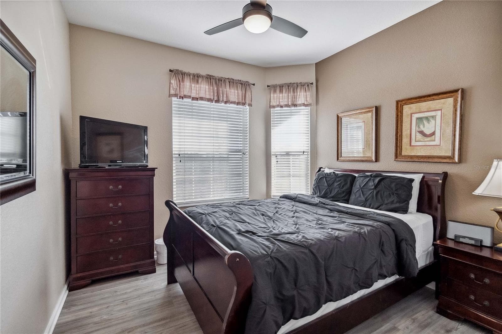 Bedroom 2 with TV. - 2821 E ALMATON LOOP #401, KISSIMMEE