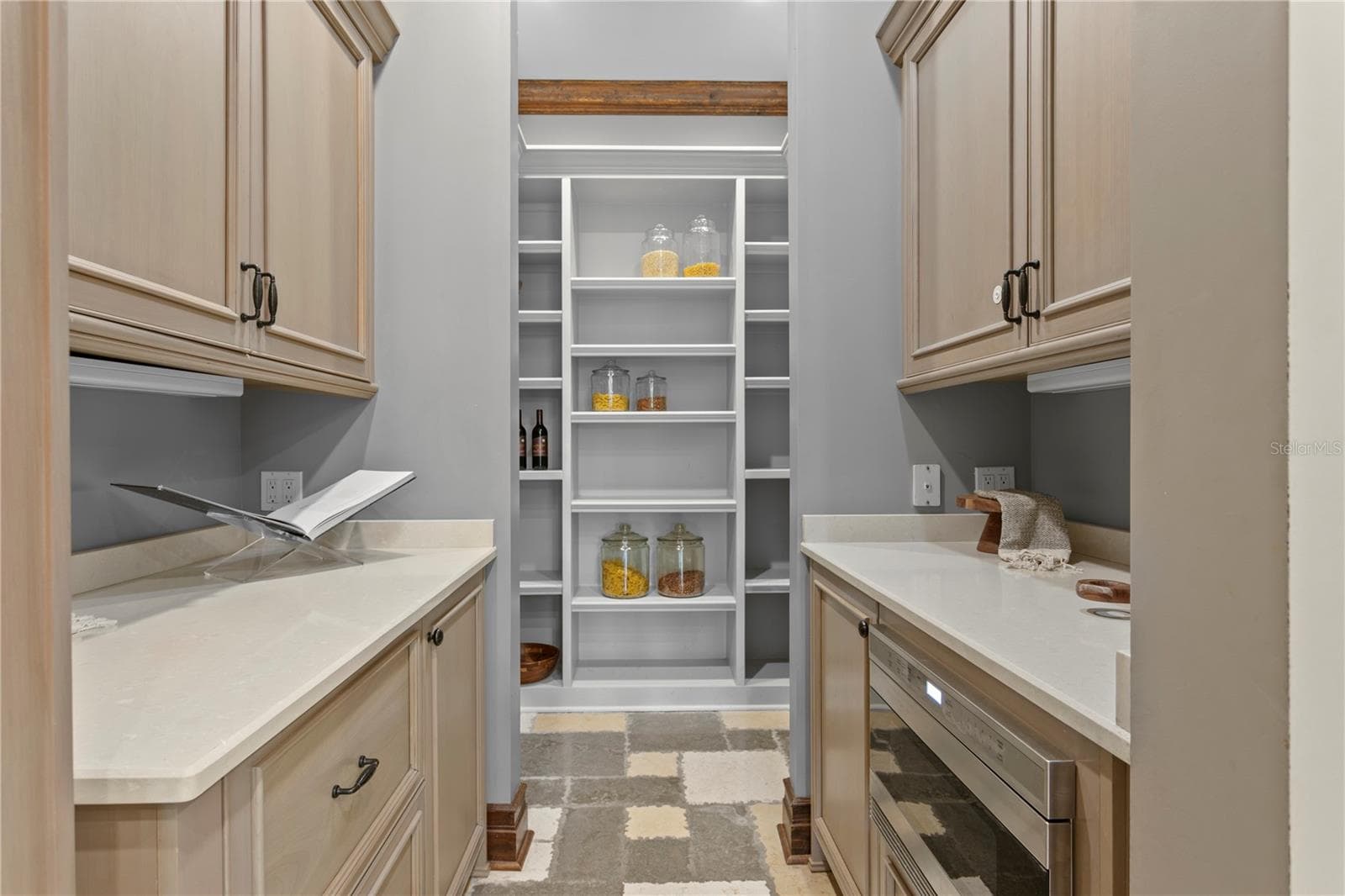Huge walk in pantry - 401 SNELL ISLE BLVD NE, ST PETERSBURG