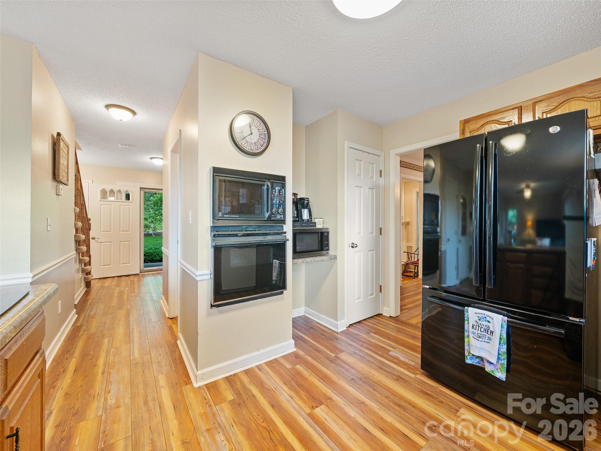 Single Family Residence at 254 Shepard Way, Burnsville, photo 8 of 28