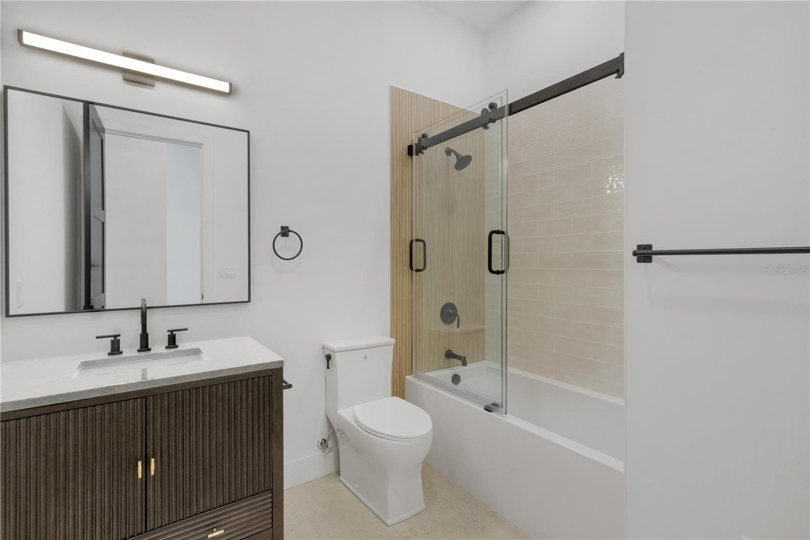 Hallway Bath - 2079 HIBISCUS ST, SARASOTA