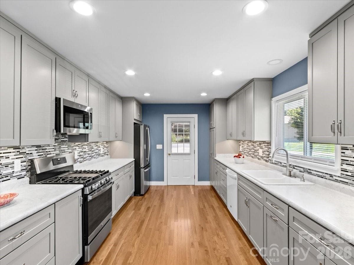 Single Family Residence at 39 Hawthorne Lane, Burnsville, photo 6 of 47