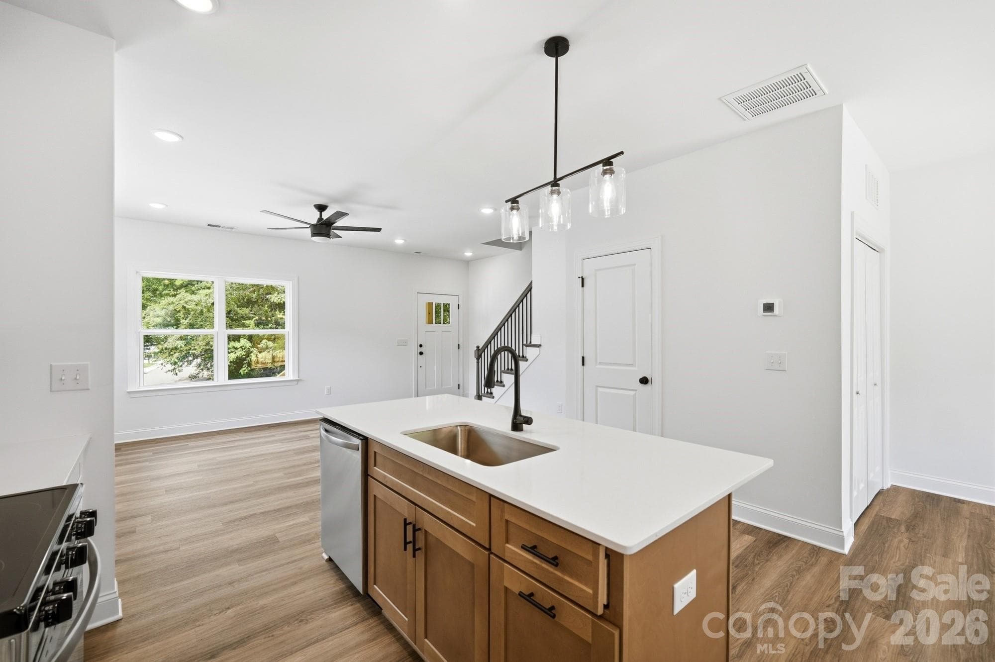 Kitchen Island & Breakfast Bar - Hickory