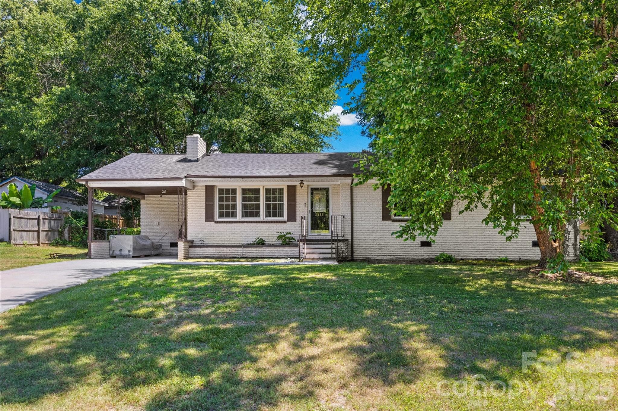 Single Family Residence at 2323 Hedgewood Circle, Gastonia, photo 2 of 24