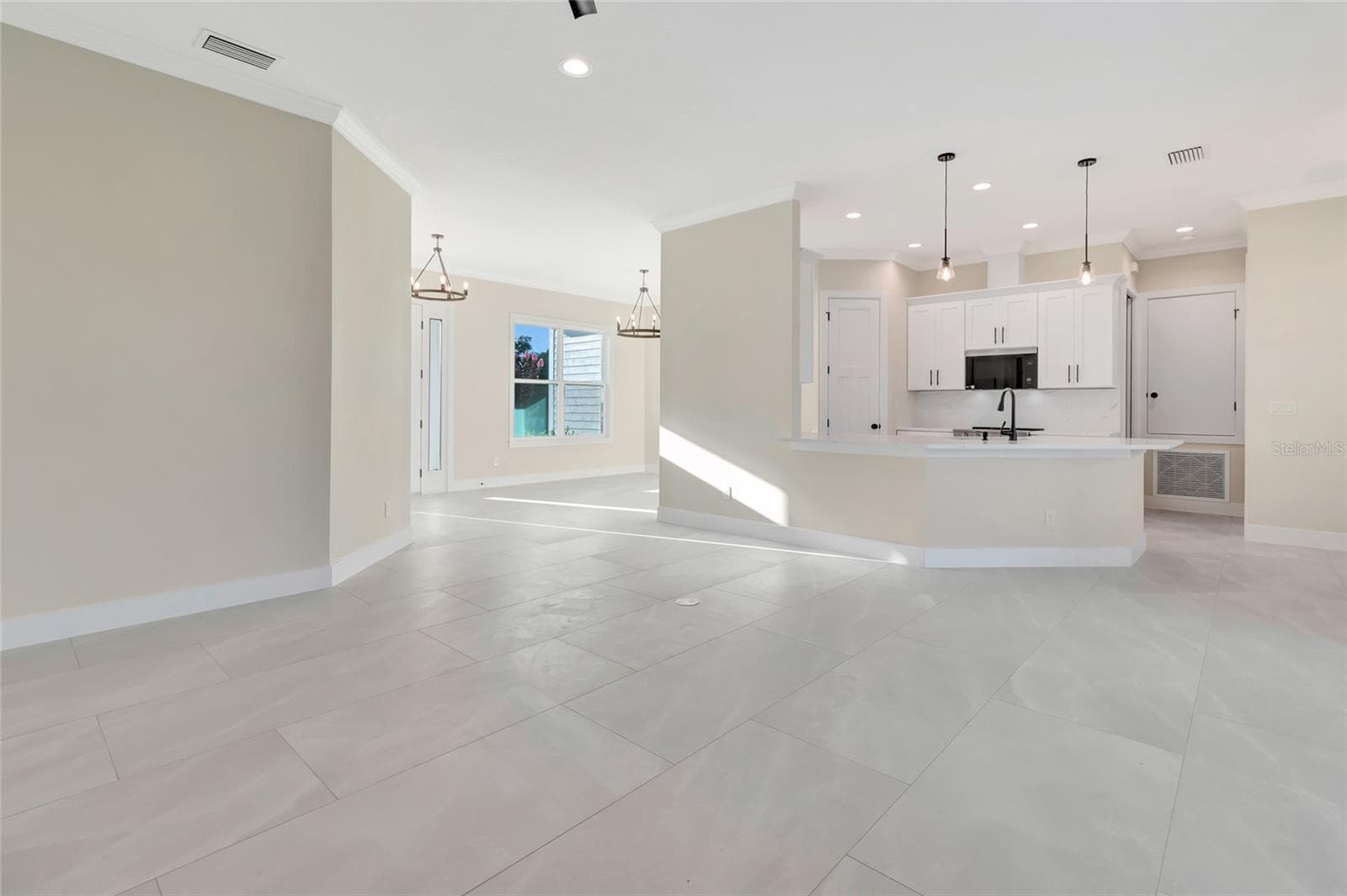 Single Family Residence at 17557 NINTH ST, MONTVERDE, photo 10 of 47