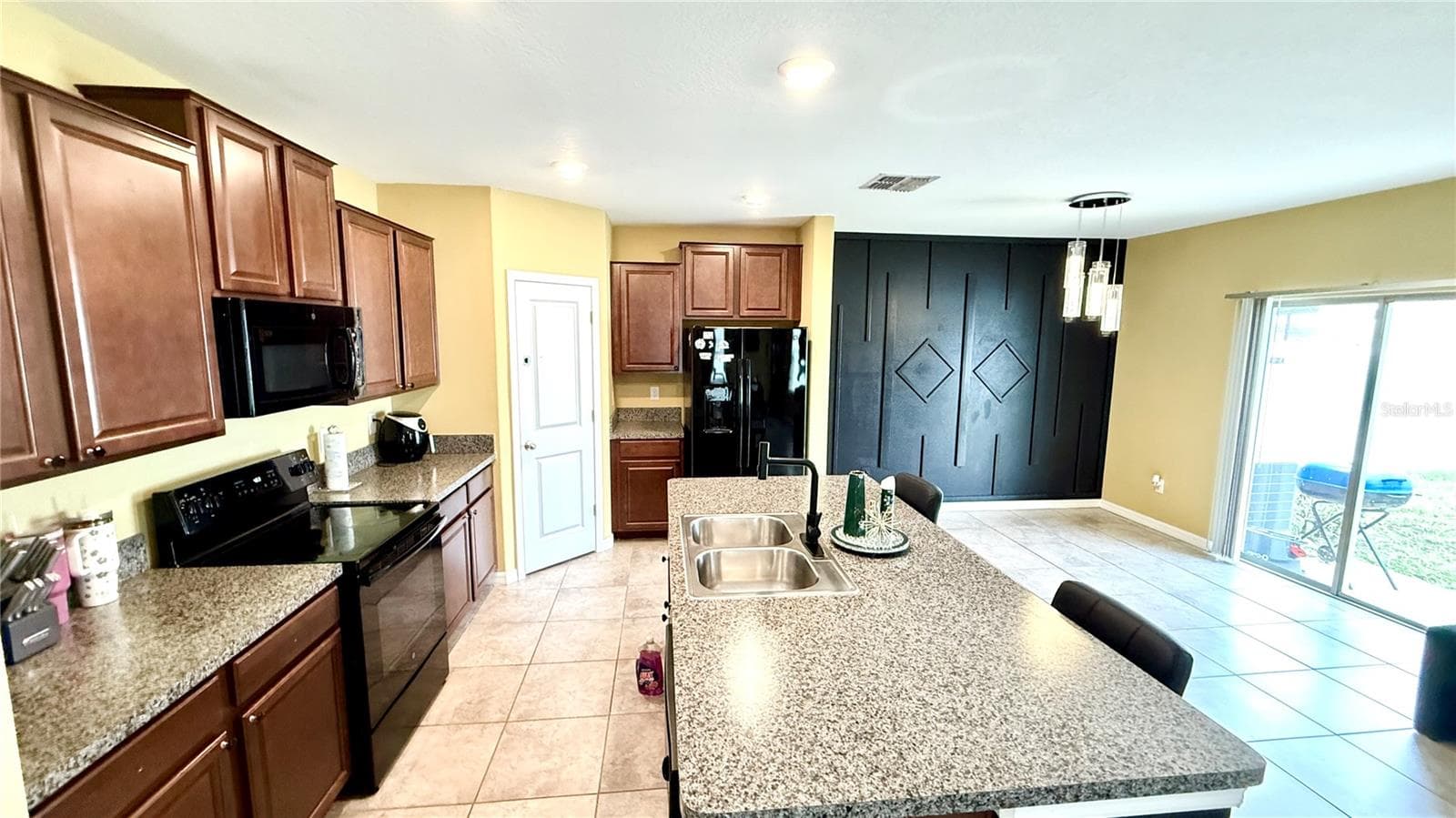 Single Family Residence at 14832 CRESCENT ROCK DR, WIMAUMA, photo 5 of 37