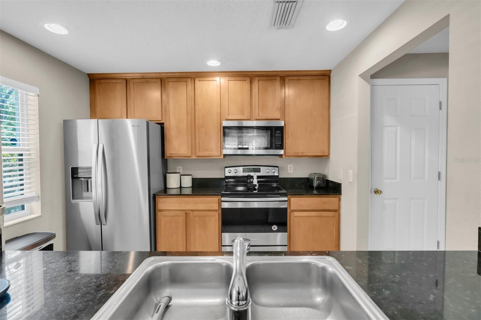 Townhouse at 9548 CHARLESBERG DRIVE, TAMPA, photo 6 of 30