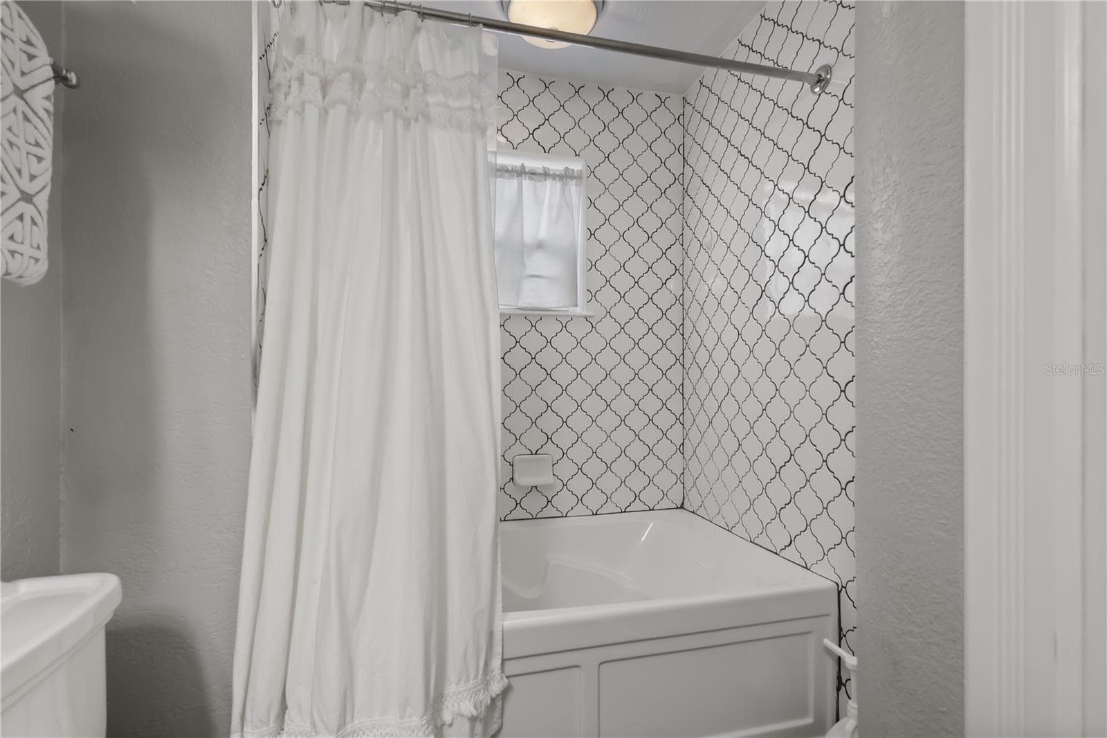 Second full bathroom on first floor - 343 BROADWAY AVE, ORLANDO