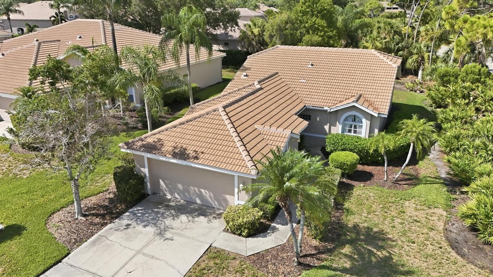 Single Family Residence at 9402 FOREST HILLS CIR, SARASOTA, photo 2 of 77