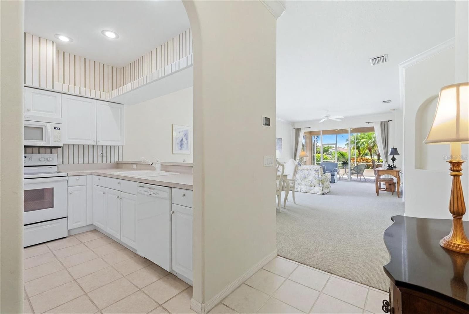 Single Family Residence at 9402 FOREST HILLS CIR, SARASOTA, photo 7 of 77