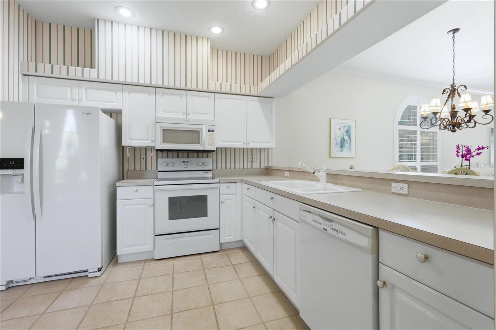 Single Family Residence at 9402 FOREST HILLS CIR, SARASOTA, photo 11 of 77