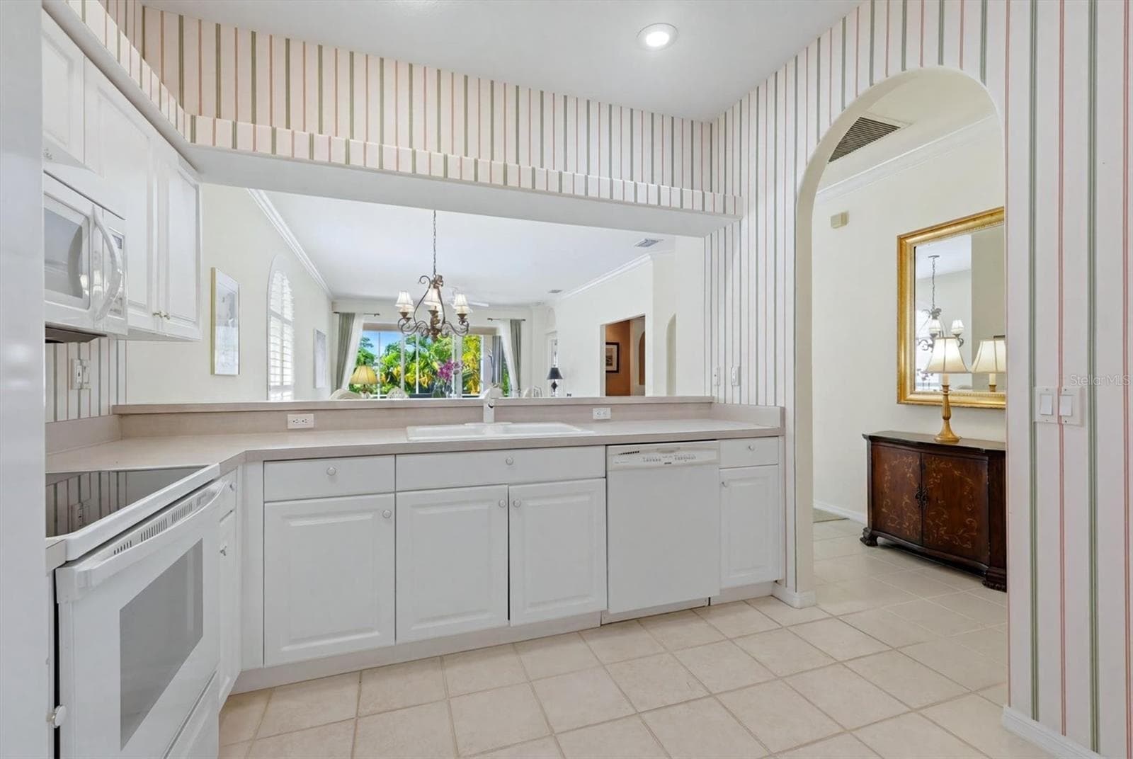 Single Family Residence at 9402 FOREST HILLS CIR, SARASOTA, photo 21 of 77