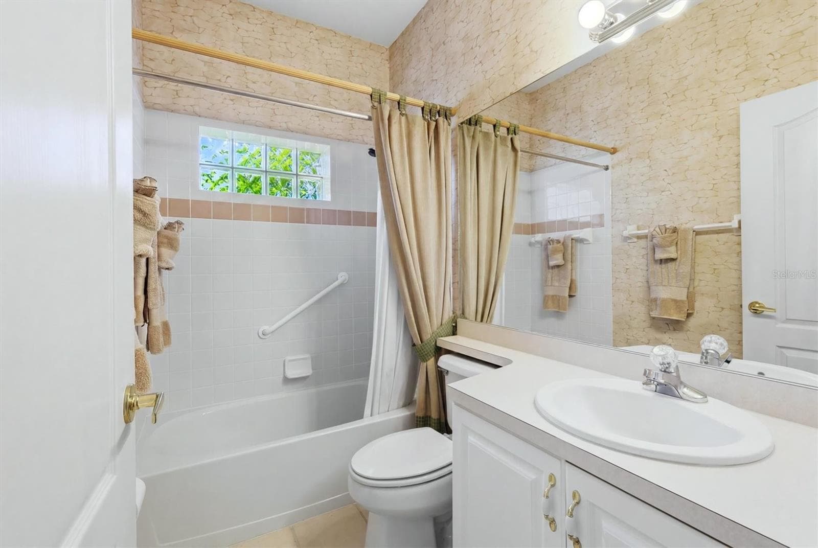 Single Family Residence at 9402 FOREST HILLS CIR, SARASOTA, photo 25 of 77
