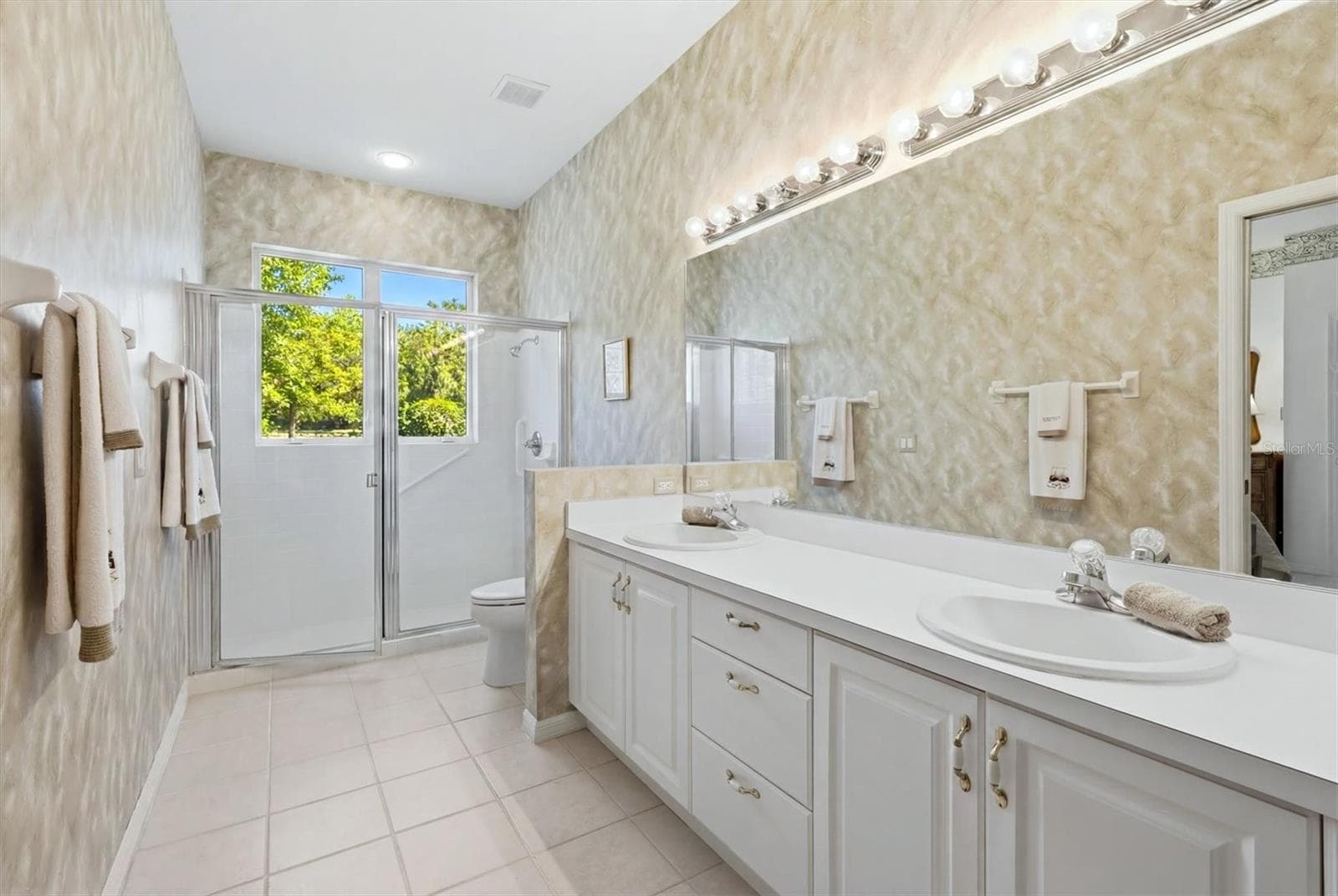 Single Family Residence at 9402 FOREST HILLS CIR, SARASOTA, photo 28 of 77