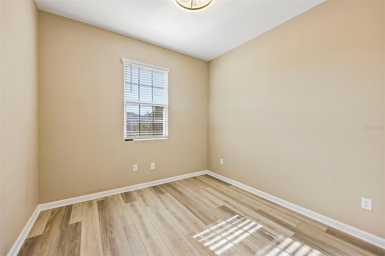 Single Family Residence at 31719 BROADWATER AVE, LEESBURG, photo 15 of 41