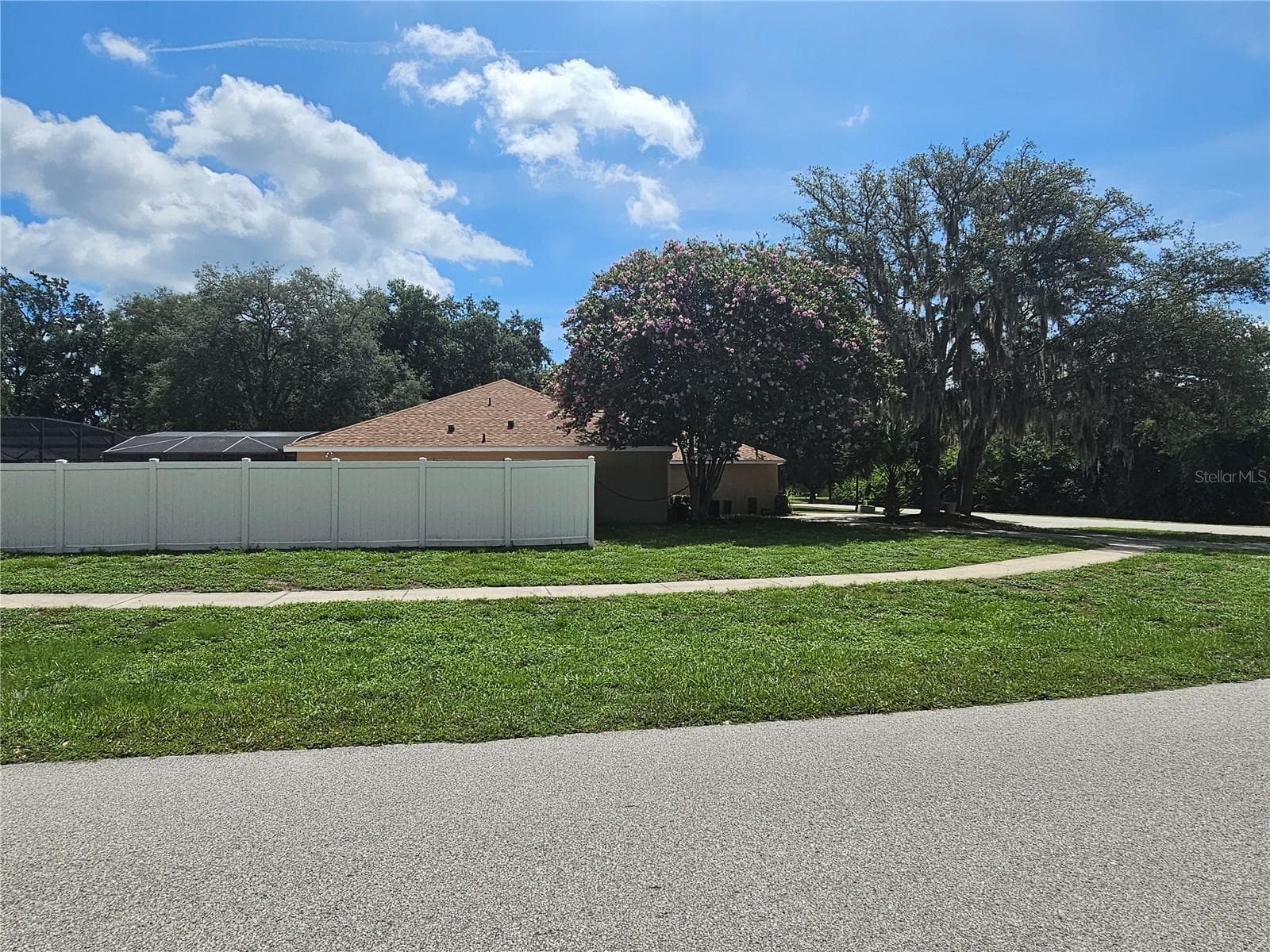 Privacy fence - 34224 SHADEWOOD CIR, LEESBURG