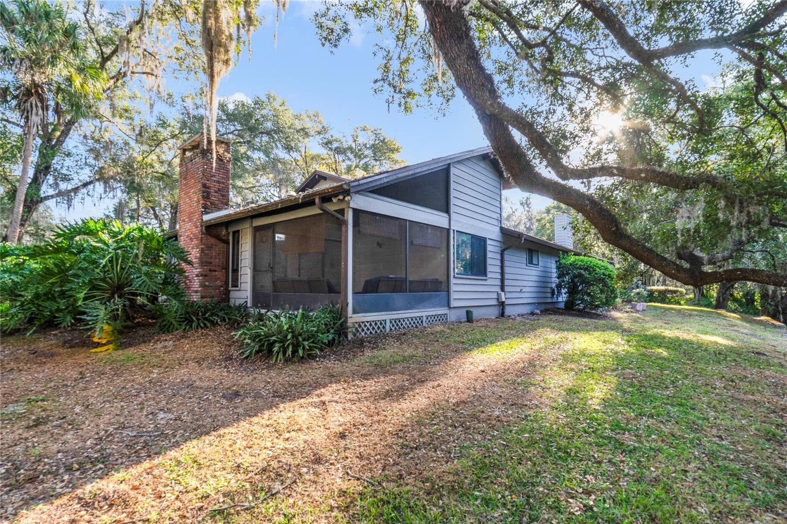 Rear sun porch - 906 VILLAGE GREEN RD, DELAND