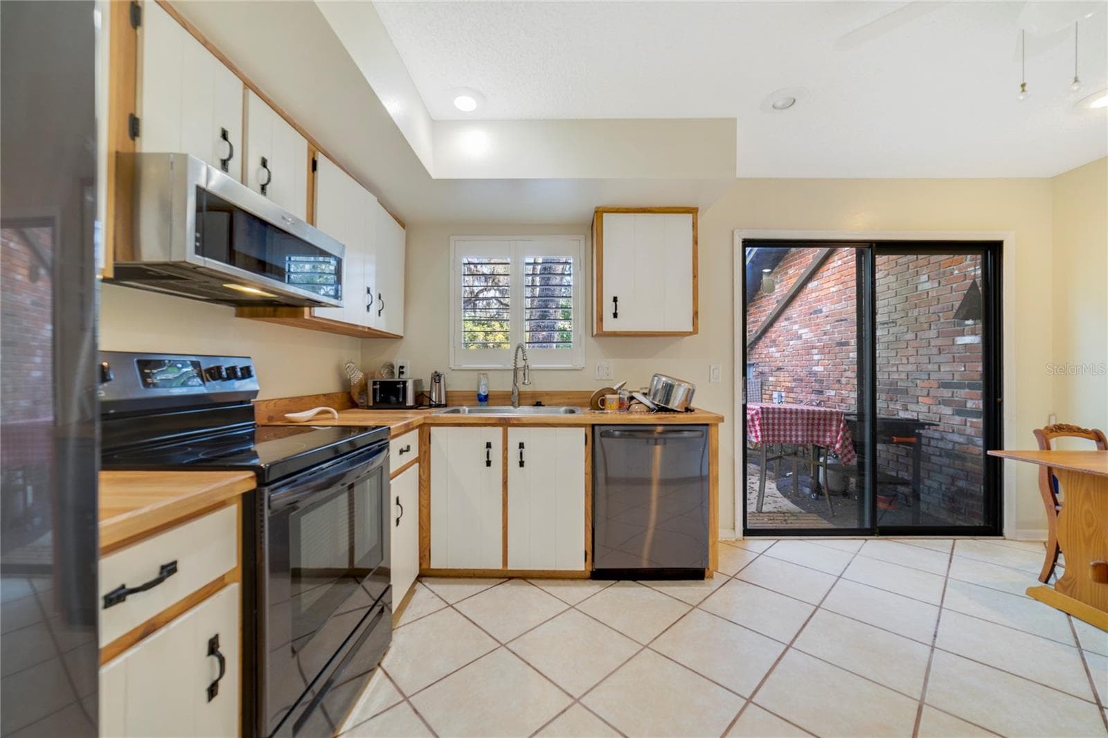 Kitchen - 906 VILLAGE GREEN RD, DELAND