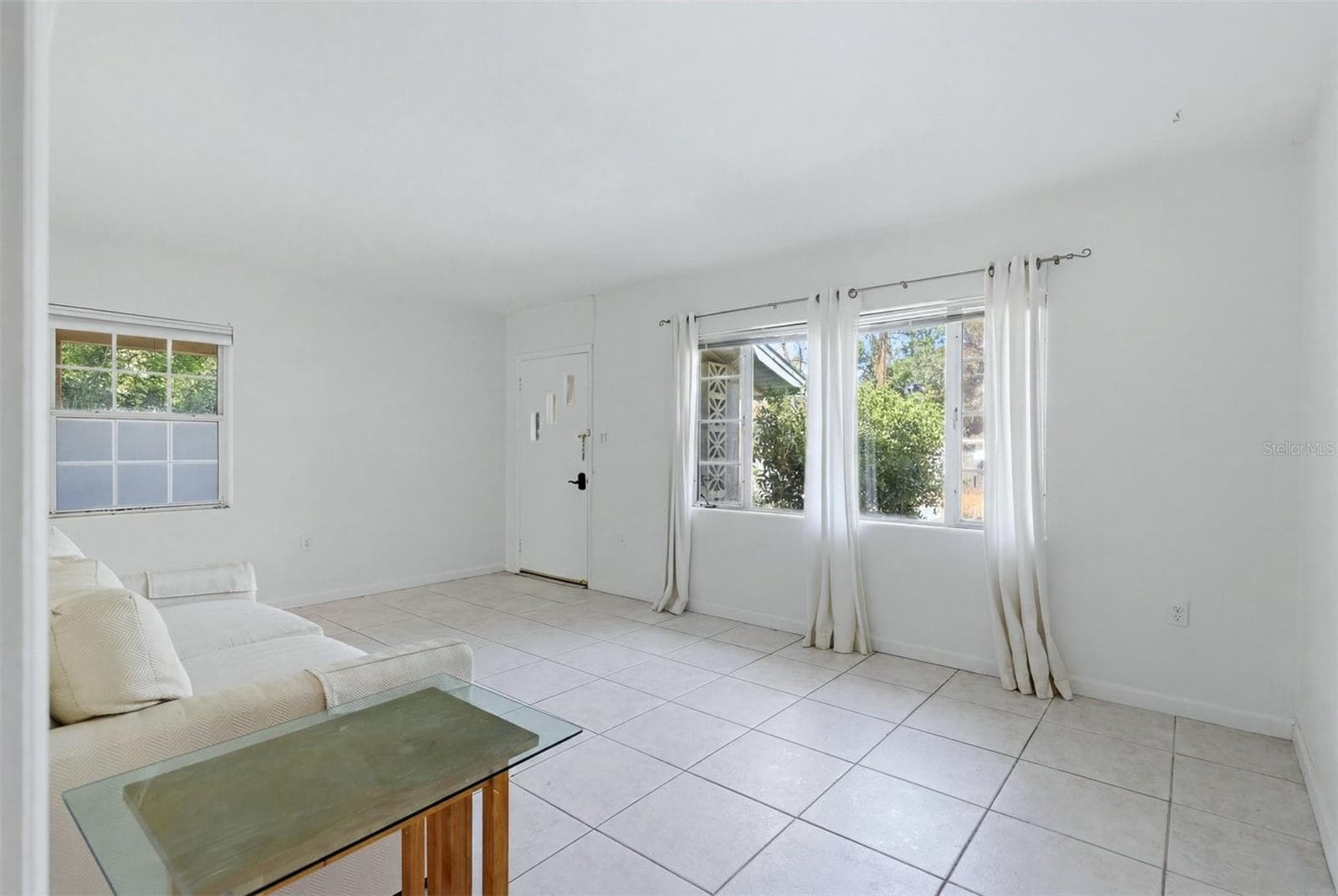 freshly painted interior Light and bright living room. - 4003 BOOTH PL, SARASOTA