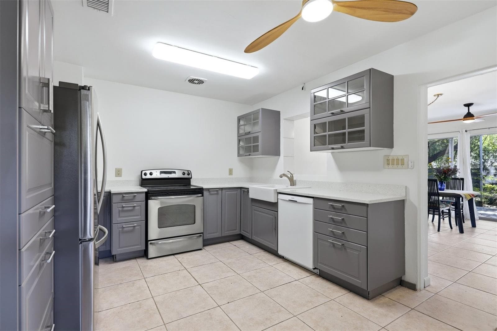 Newer kitchen with quartz counter tops - 4003 BOOTH PL, SARASOTA