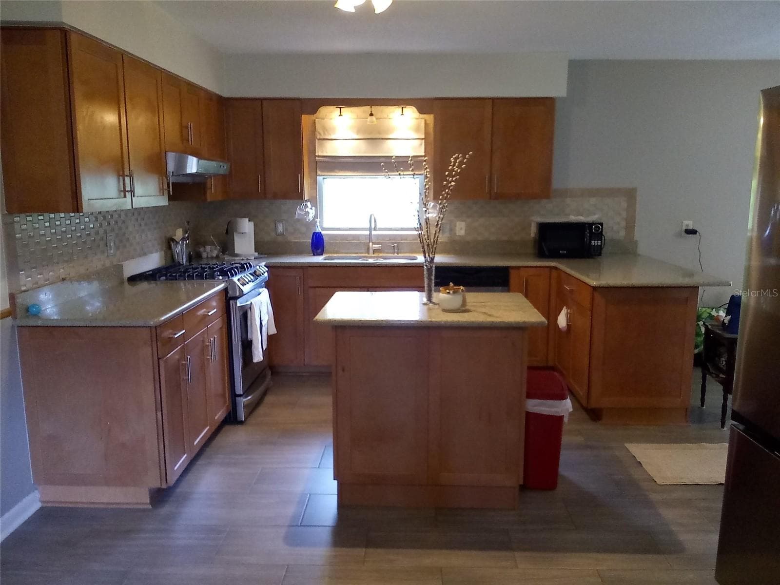 Kitchen w/moveable Island - 2720 SE 8TH AVE, OCALA