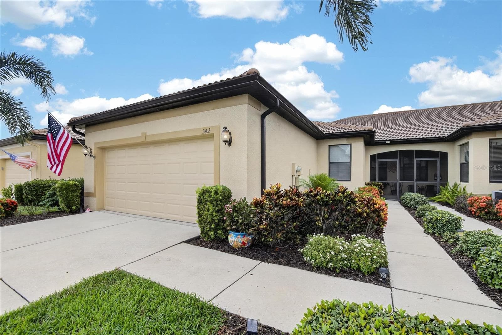 Entrance to villa - 342 BLUEWATER FALLS CT, APOLLO BEACH