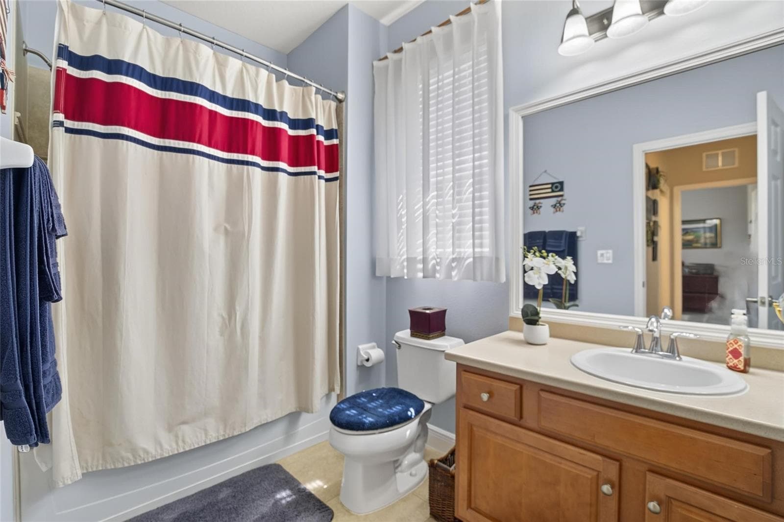 2nd/Guest bathroom - 342 BLUEWATER FALLS CT, APOLLO BEACH
