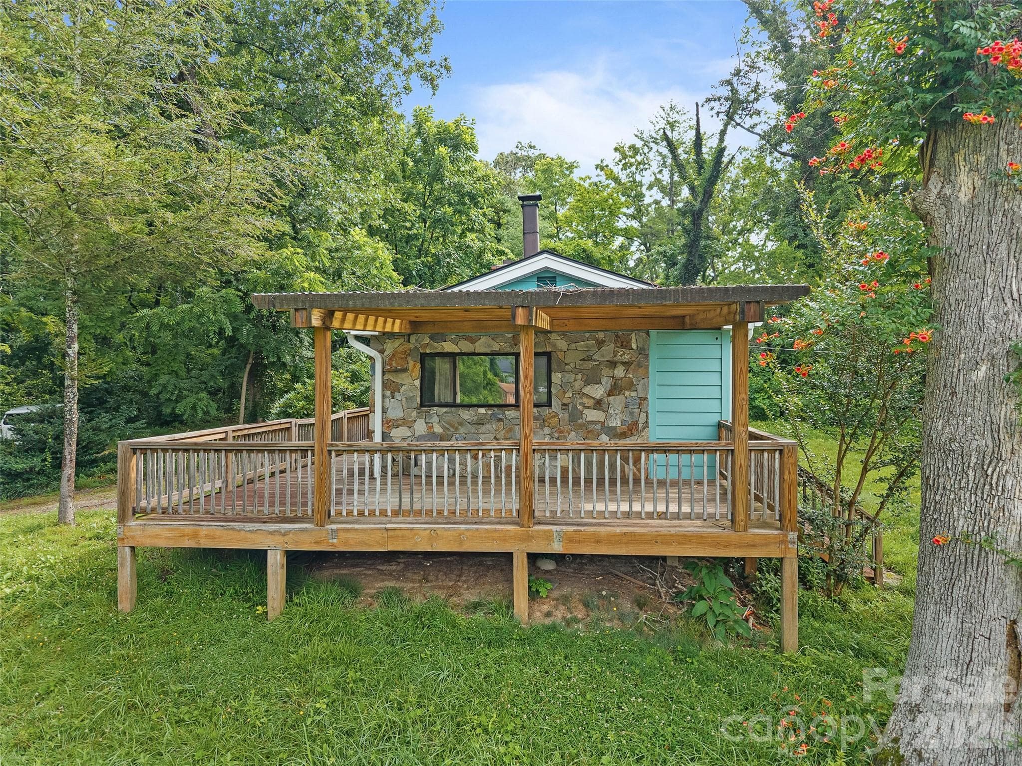 Single Family Residence at Hendersonville, photo 2 of 35