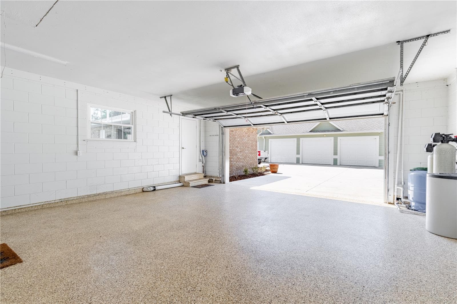 Attached Garage - 32834 LAKESHORE DR, TAVARES