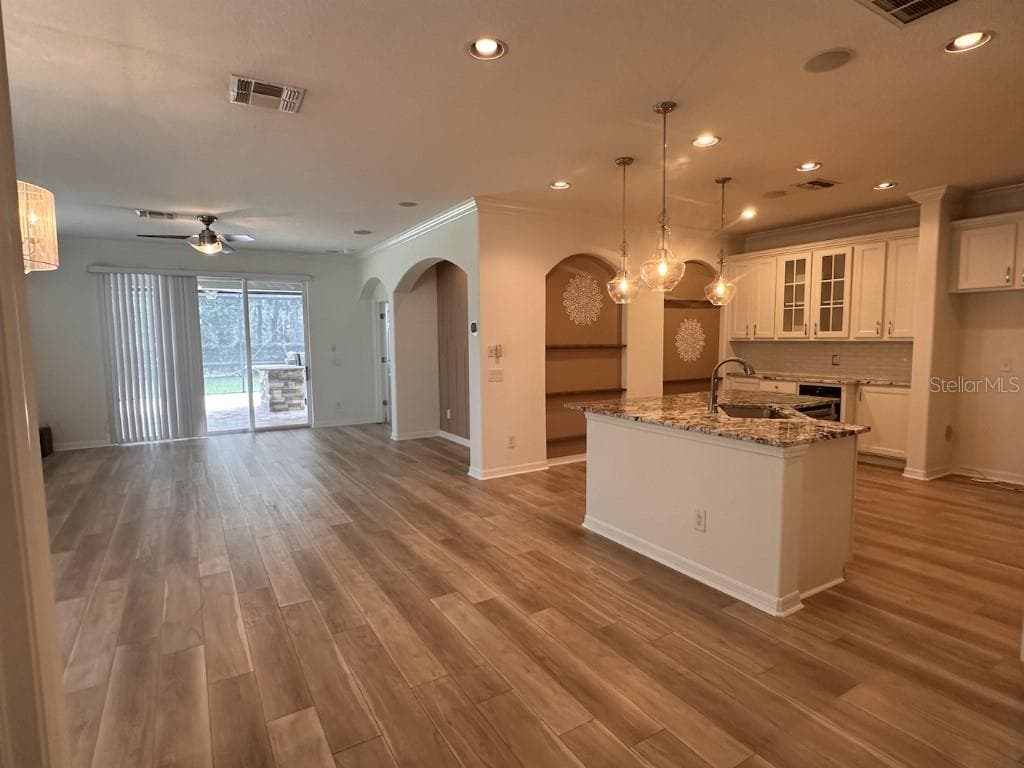 Townhouse at 11107 GREEN PARK CIR, TAMPA, photo 5 of 31