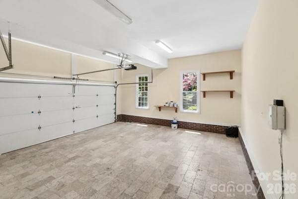 Garage with tiled floor - Charlotte