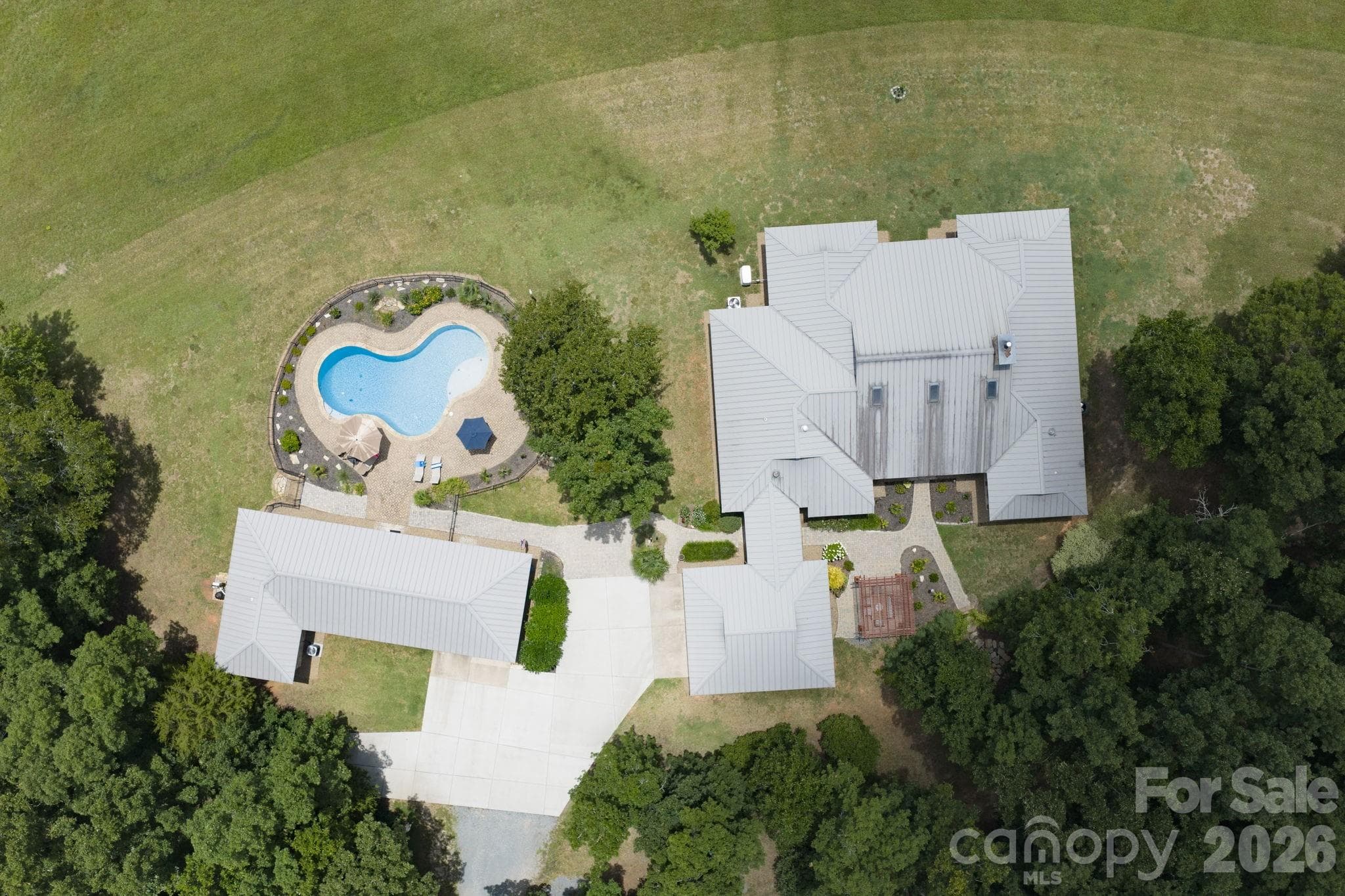 Home and guest/pool house all laid out for entertaining and visits from family and friends or ideal for extended family - Lancaster
