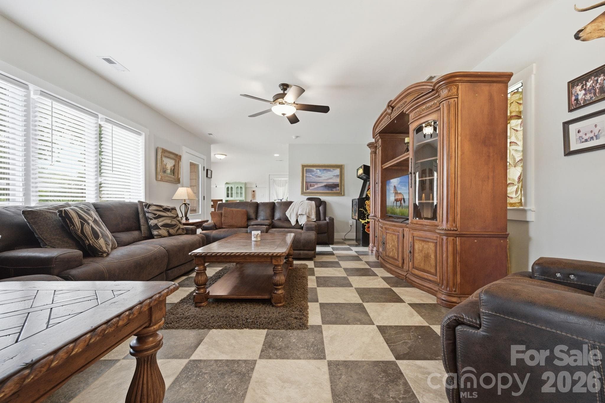 1,000 sq ft pool/Guest house w/tile floors and second laundry - Lancaster