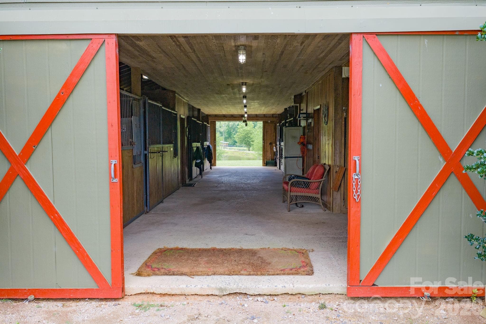8 stall center aisle barn - Lancaster
