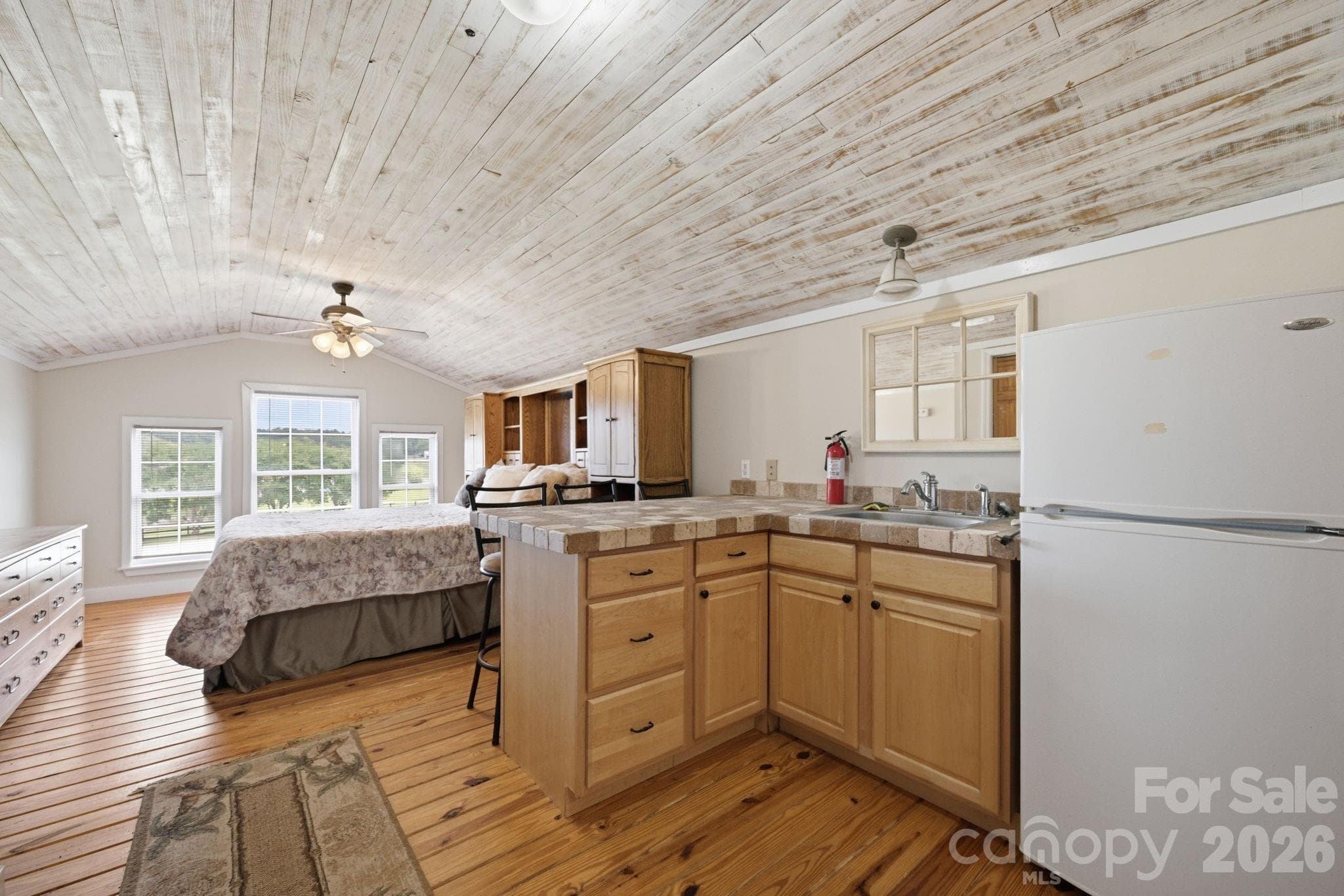 360' studio apartment with kitchen and full bath, additional 2nd floor storage - Lancaster