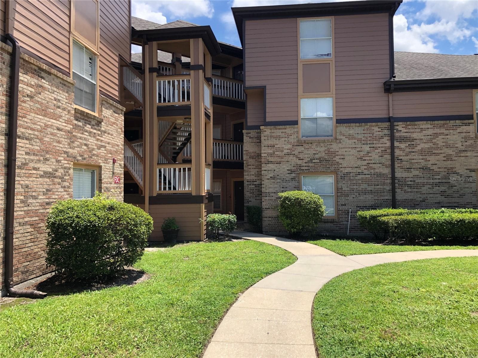 498 N PIN OAK PL #304
