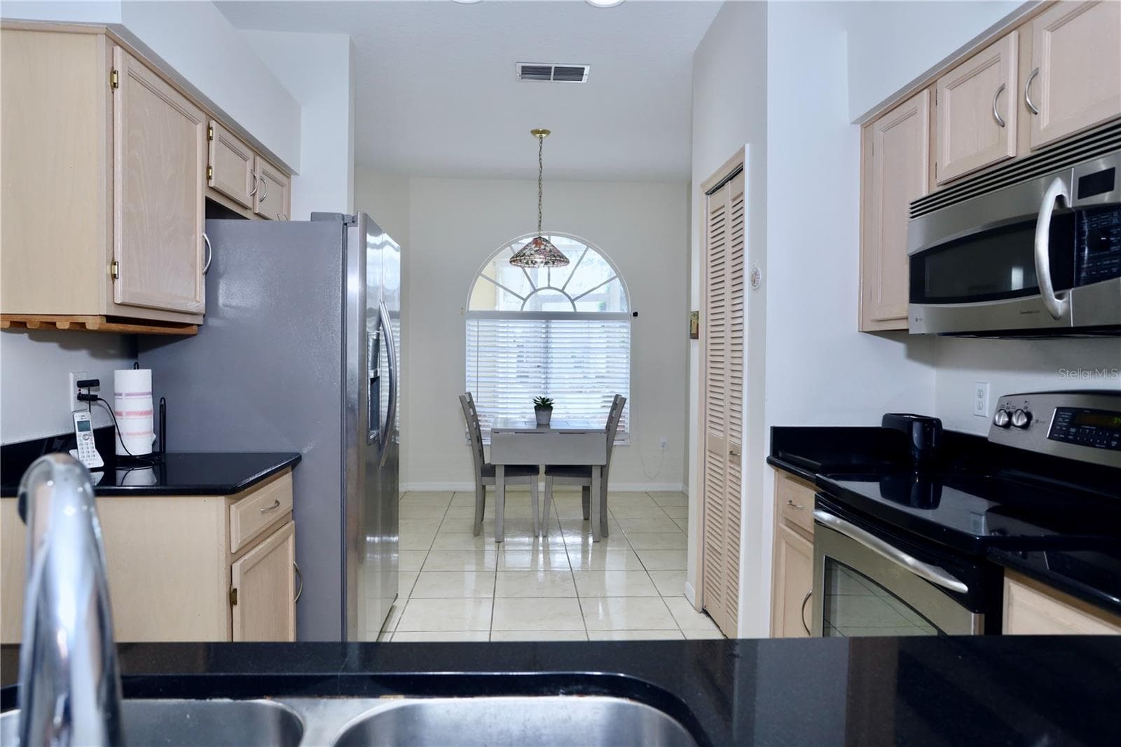 Kitchen with breatkfast bar - 170 CLUB VILLAS LN, KISSIMMEE