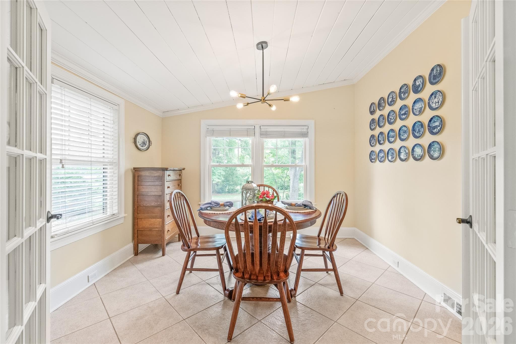 Breakfast Area - 600 S Central Avenue, Belmont