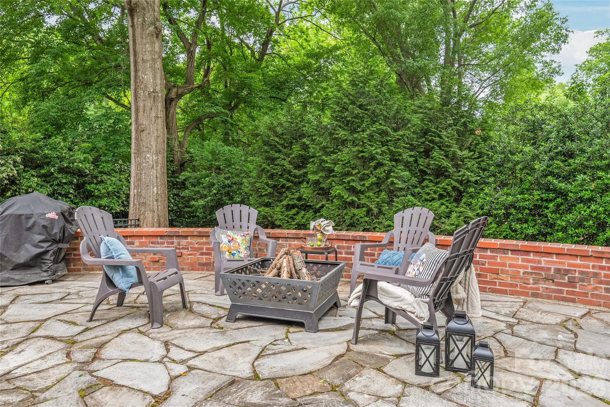 Large Back Patio - 600 S Central Avenue, Belmont